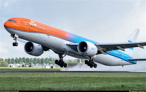 KLM 777.
